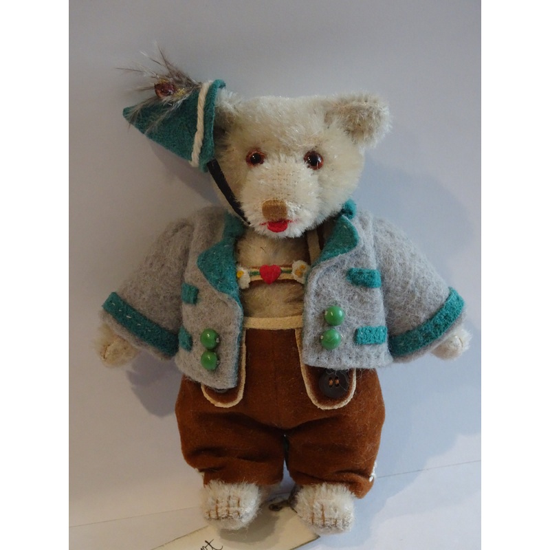 Elizabeth Leggat. Bearkin. 2017