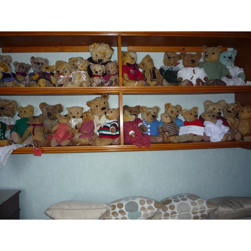10 A group of Chad Valley bears
