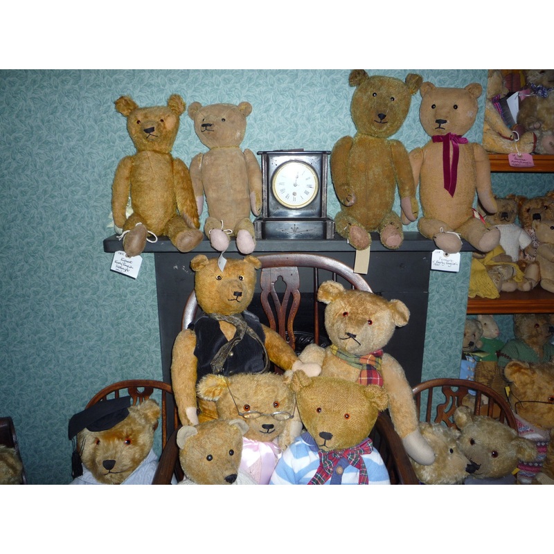 16 A group of Early English and American bears