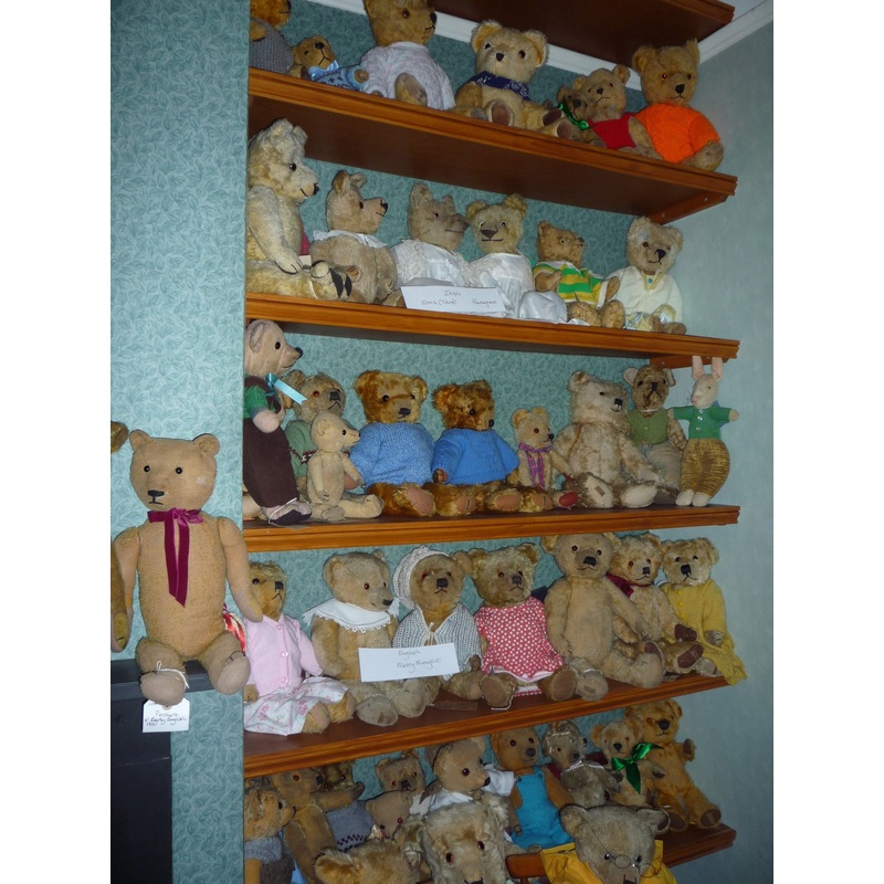 29 A group of Merrythoughts and Irish Teddies