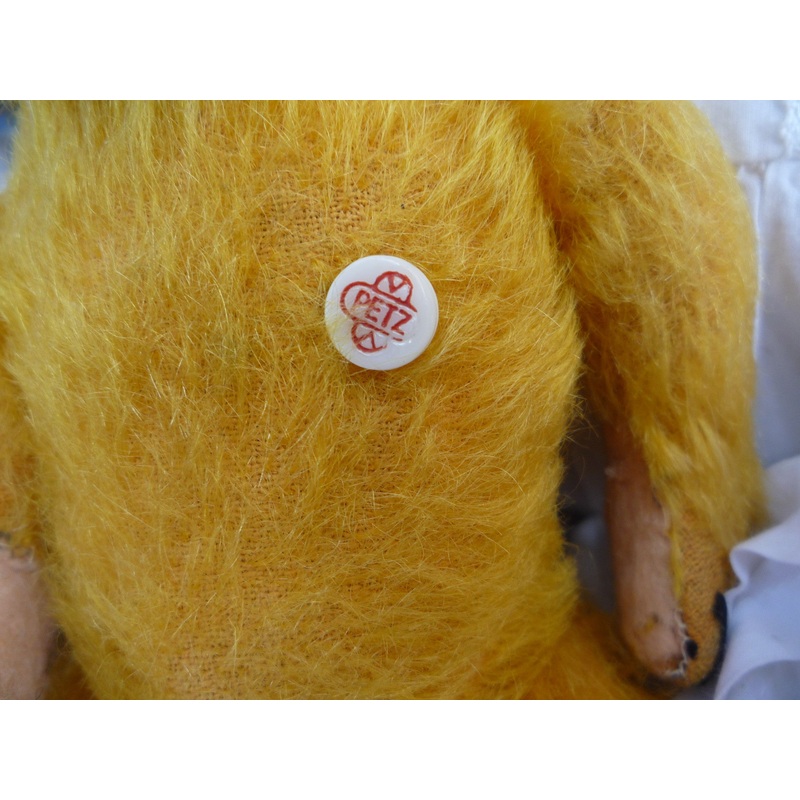 Petz (1950) Button