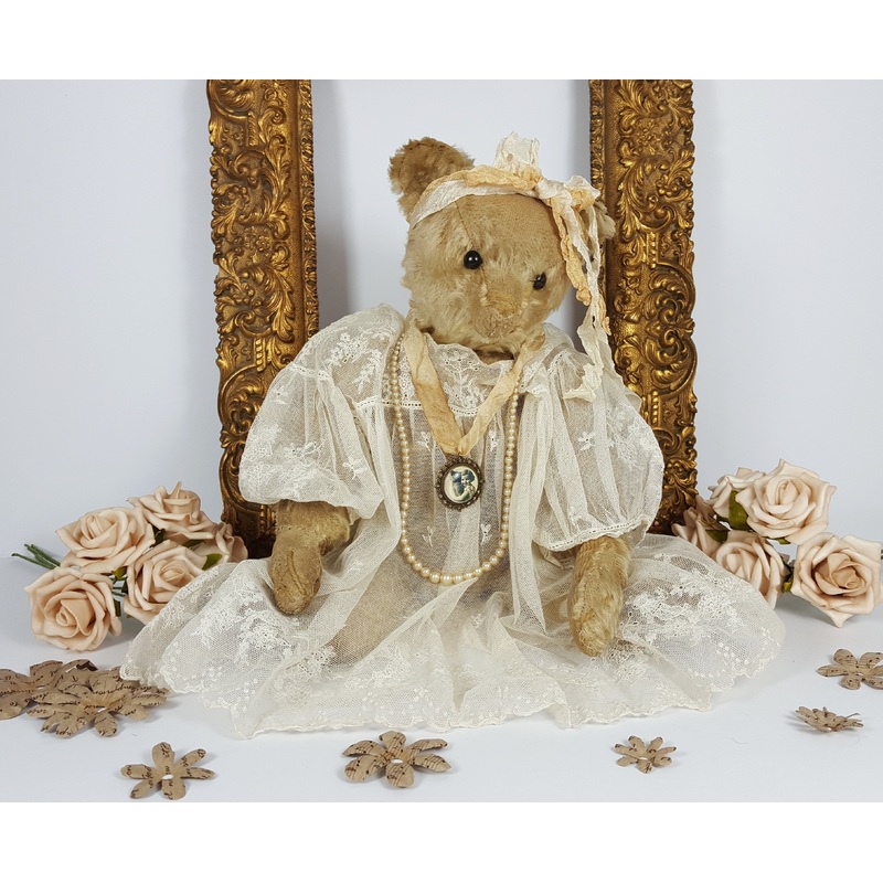 19 BB4 Antique Other Country Dressed. Lynn Beaumont