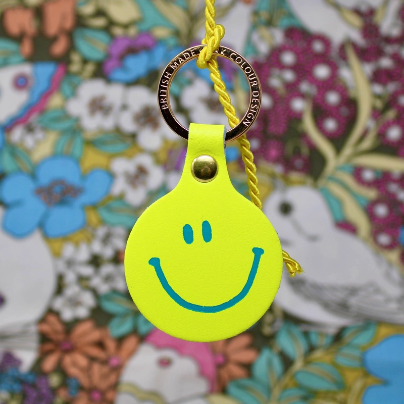 Feeling Lush Smilie Face Key Fob – Neon Yellow
