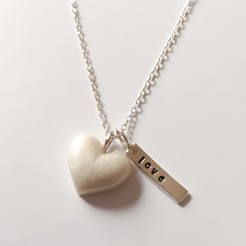 WHITE PUFF HEART & ‘LOVE’ TAG