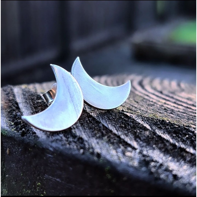WANNING CRESCENT STUDS